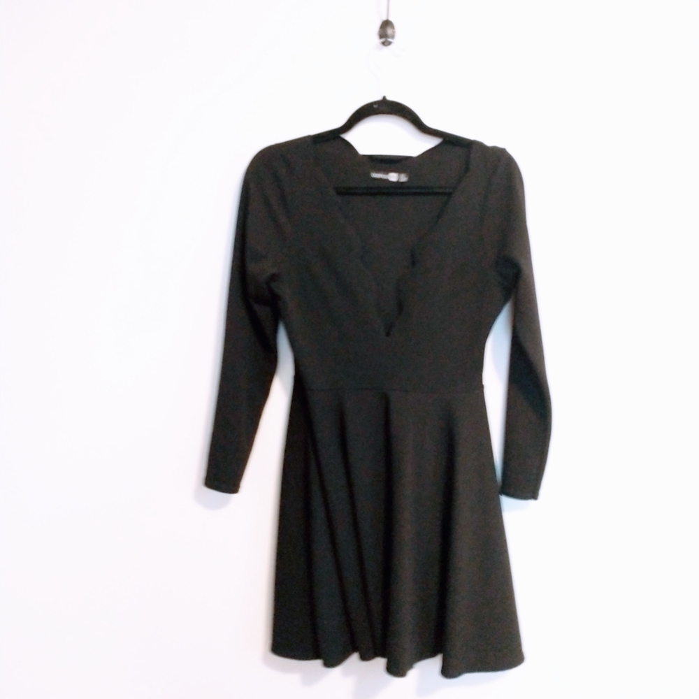 Scalloped fit and flare boohoo dress - Picture 2 of 5